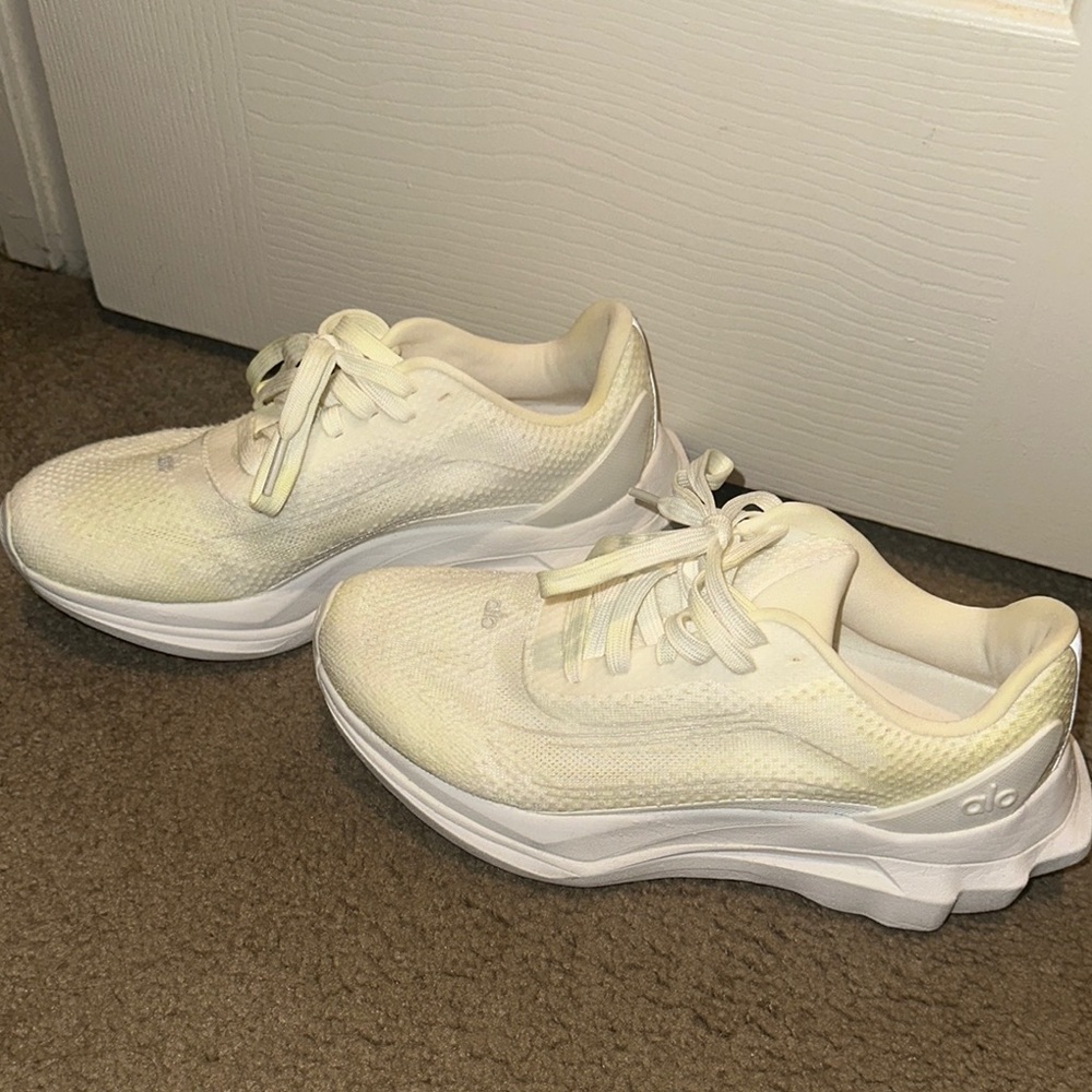 ALO Runner Yoga Cream Sneakers with Modern Design